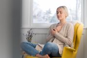 Frau im Schneidersitz Frau im Schneidersitz